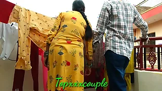 छत पर कपड़े सुखाने गई देसी भाभी को पकड़कर चोद ड़ाला